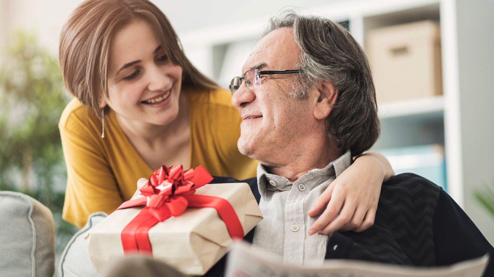 Present dad. Дарение подарков. Дедушка дарит подарок. Дочка взрослая дарит папе подарок. Подарок дедушке.