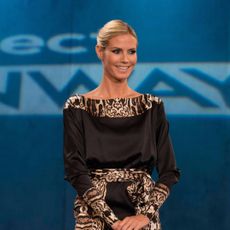 heidi klum wears a black and animal print dress while hosting project runway