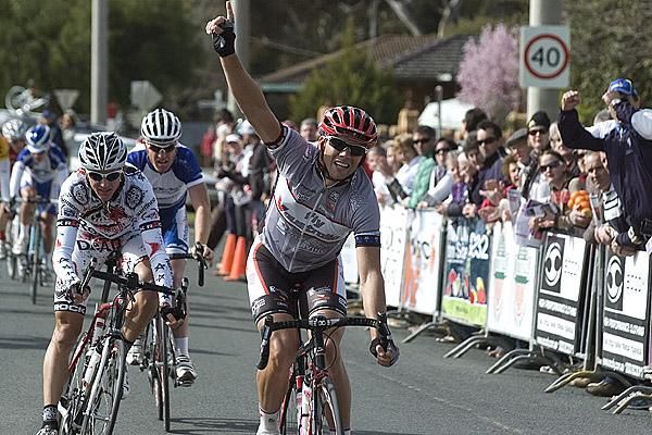 Queenslander Jonathan Cantwell (Fly V Australia) takes out the first stage.