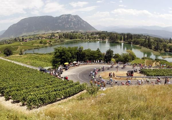 The peloton en route to Gap in stage 10.