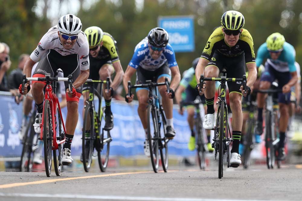 The sprint for the line behind Chaves