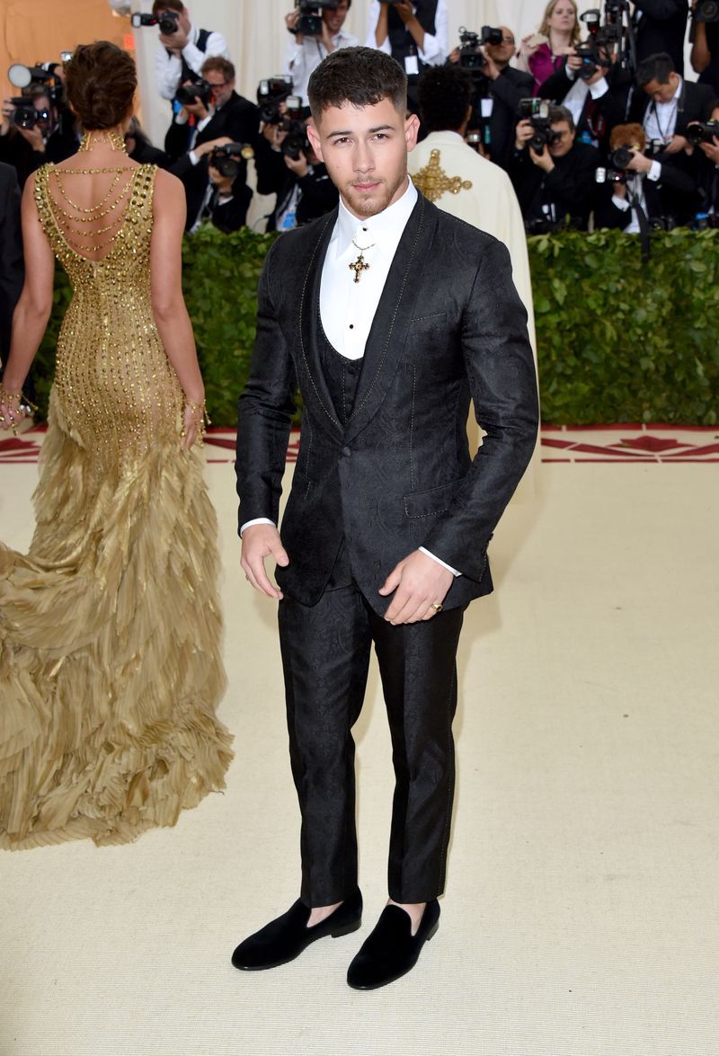 Suit, Clothing, Formal wear, Fashion, Tuxedo, Carpet, Dress, Event, Red carpet, Flooring,