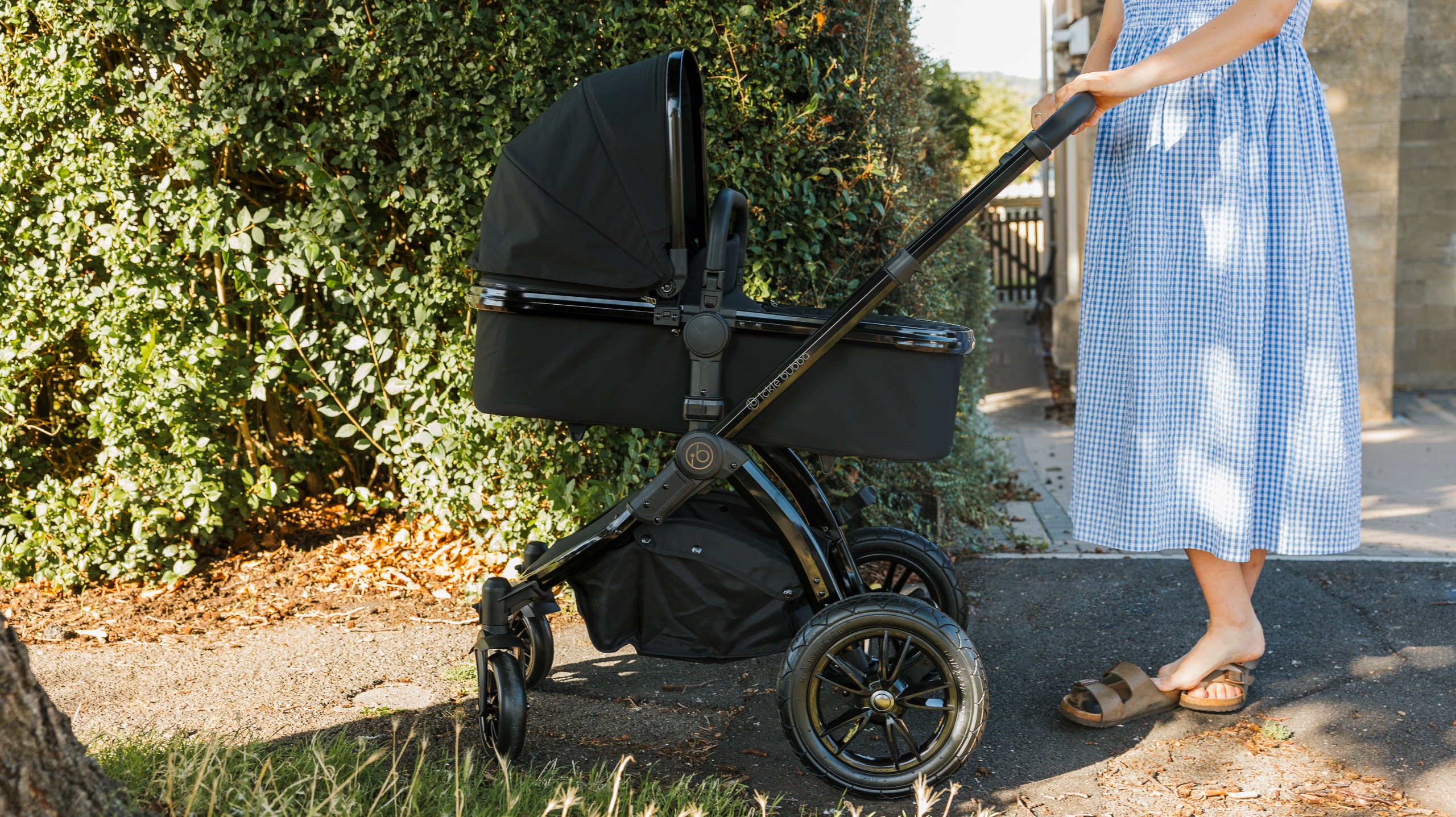 The Ickle Bubba Stomp Luxe Elements pram being pushed