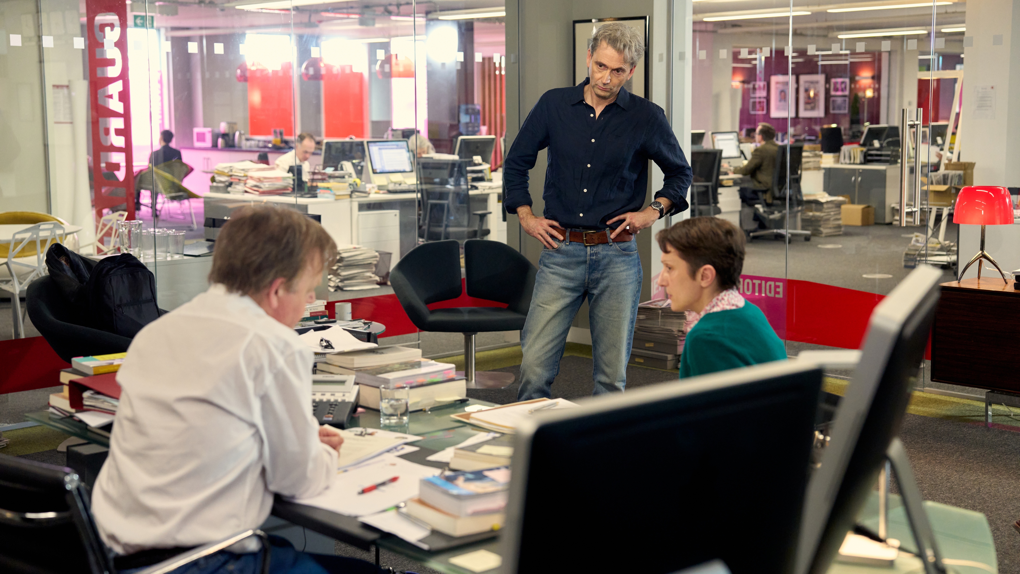 DAVID TENNANT as Nick Davies, TOBY JONES as Alan Rusdridger and NADIA ALBINA as Gill Phillips in The Hack