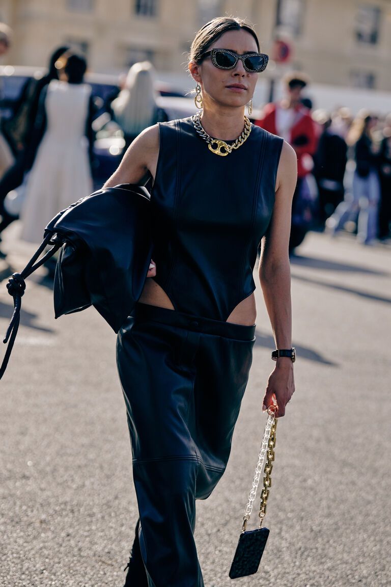 woman at fashion week wearing the statement choker necklace summer 2026 jewelry trend