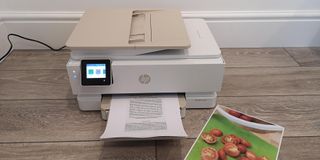 Image shows a white HP Envy Inspire white paper in the tray.
