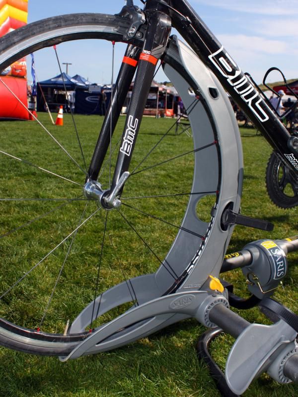 A ratcheting strap pulls the front wheels in tightly on the Saris Thelma 2 though some time trial bikes may pose some difficulty depending on the clearance between the tire and down tube.