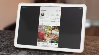 Google Pixel Tablet med Instagram uppe på skärmen.
