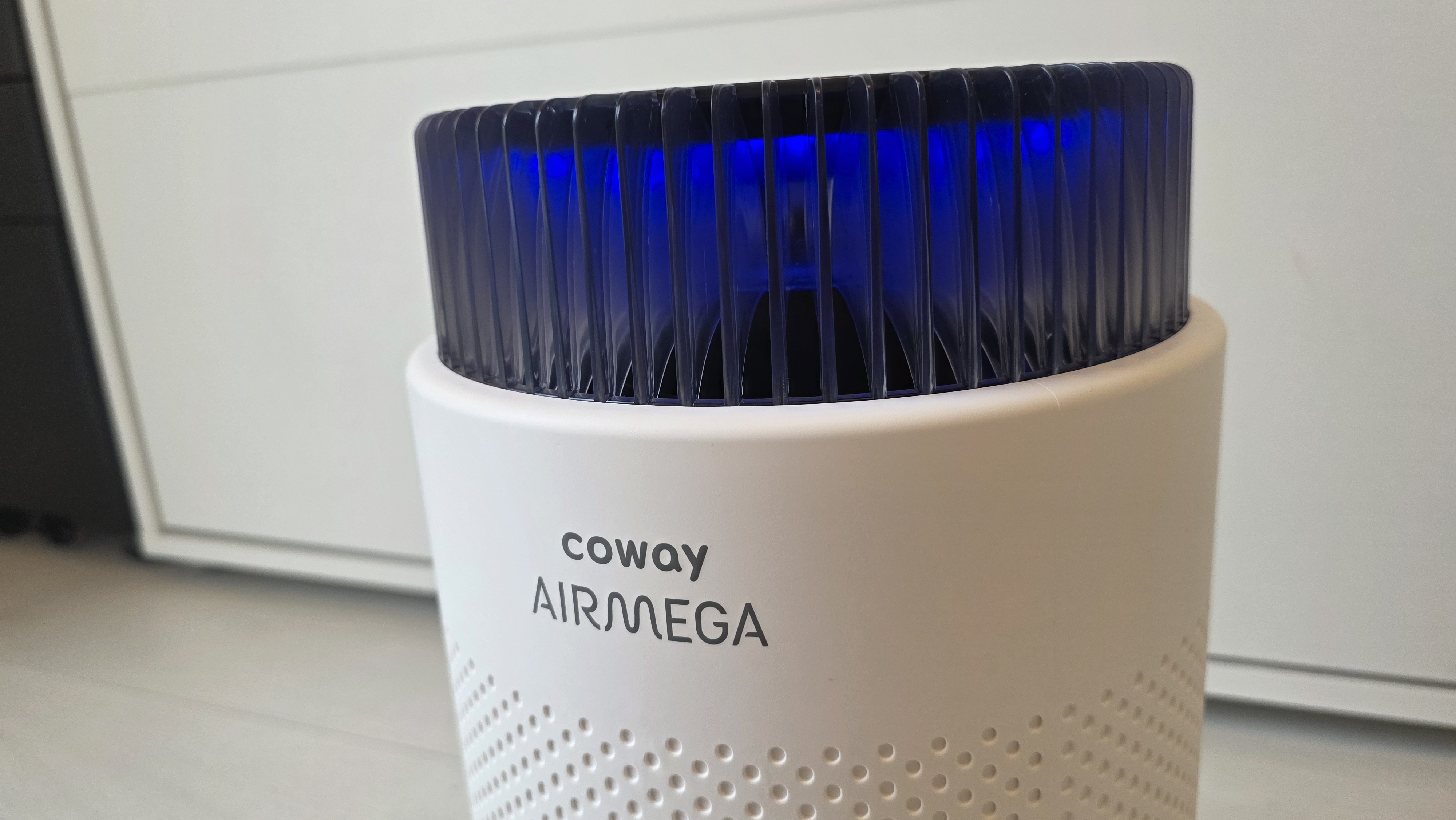 The multicolor lighting on the Coway Airmega 100, set to blue to indicate that the air quality is high.
