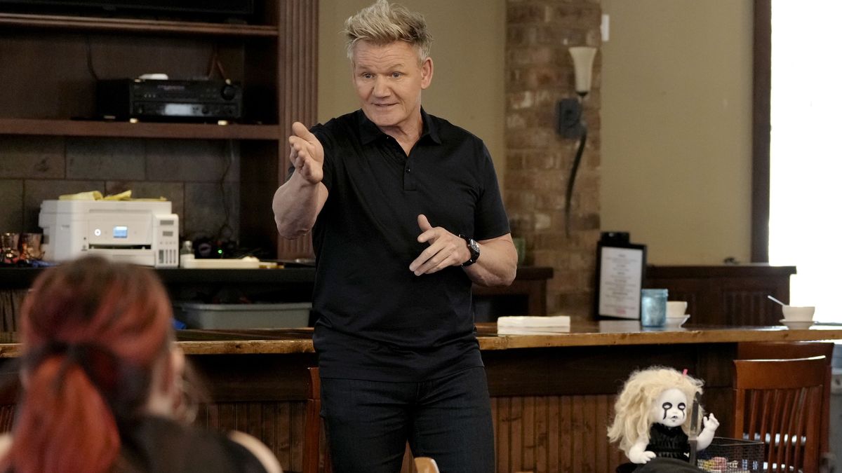 Gordon Ramsay in the Simmer Down Cafe episode of Kitchen Nightmares season 9