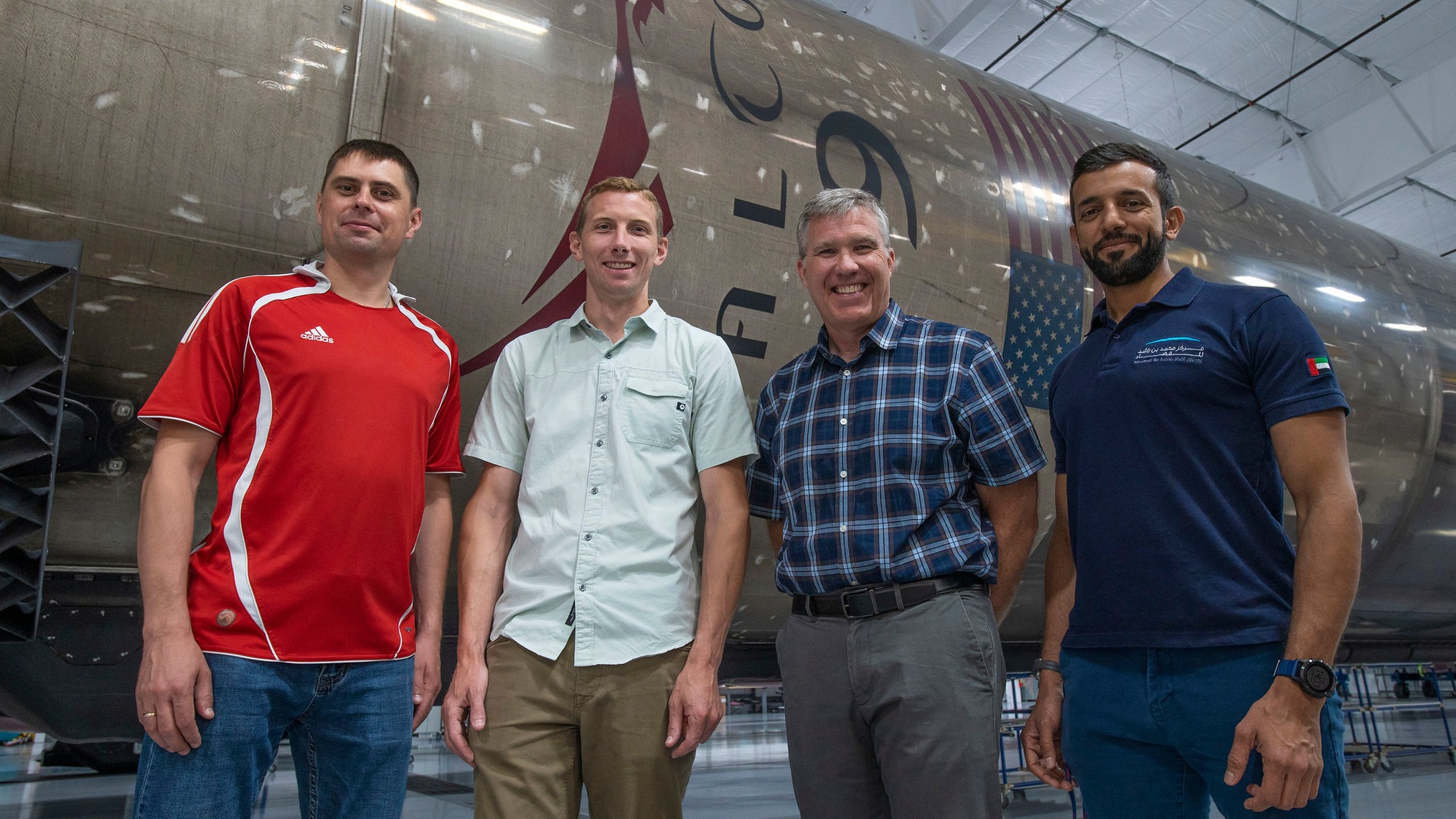 El próximo lanzamiento tripulado a la Estación Espacial Internacional será Crew-6, una misión rotacional de la NASA llevada a cabo en una nave espacial SpaceX.  De izquierda a derecha están Andrey Fedyaev de Rusia, Warren de la NASA "Enselvado" Hoburg, Stephen Bowen de la NASA y Sultan Al Neyadi de los Emiratos Árabes Unidos frente a un cohete SpaceX Falcon 9.