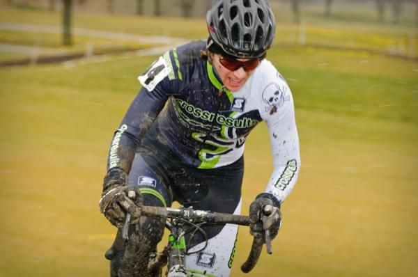 Sally Annis (crossresults.com p/b JRA Cycles) is feeling the pressure of the chase