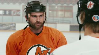 Undervurdert: En ishockeyspiller ser mot en annen spiller