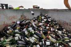 Counterfeit wines once belonging to Rudy Kurniawan being destroyed in Texas in 2015.