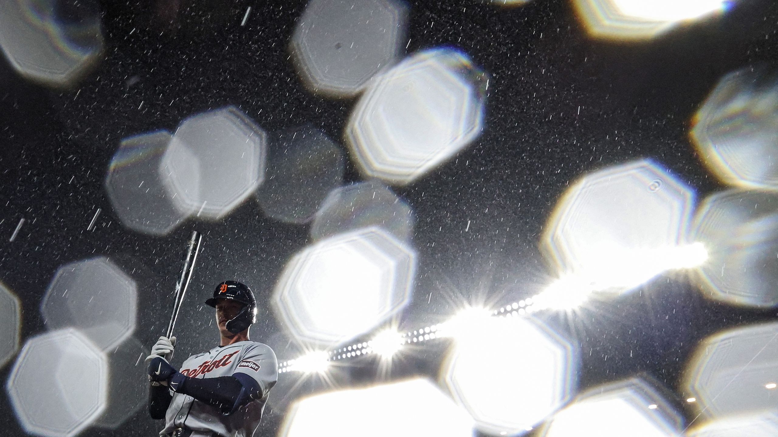 Sports Photographer Captures Portraits in Downpour with Budget Lens