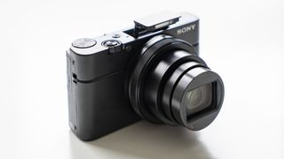 Sony Cyber-shot RX100 VI på en vit yta.