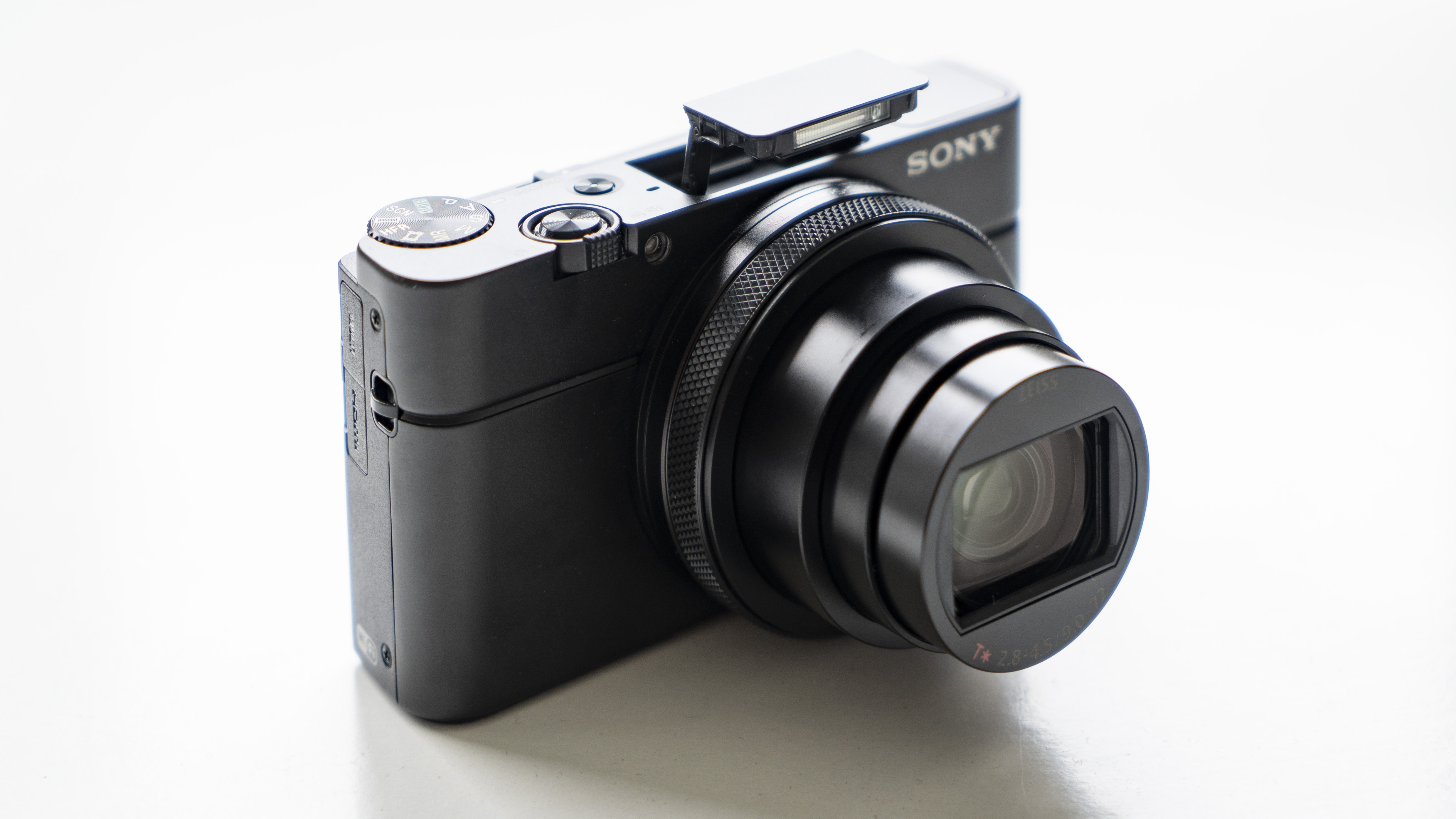 Sony Cyber-shot RX100 VI -kamera pöydällä