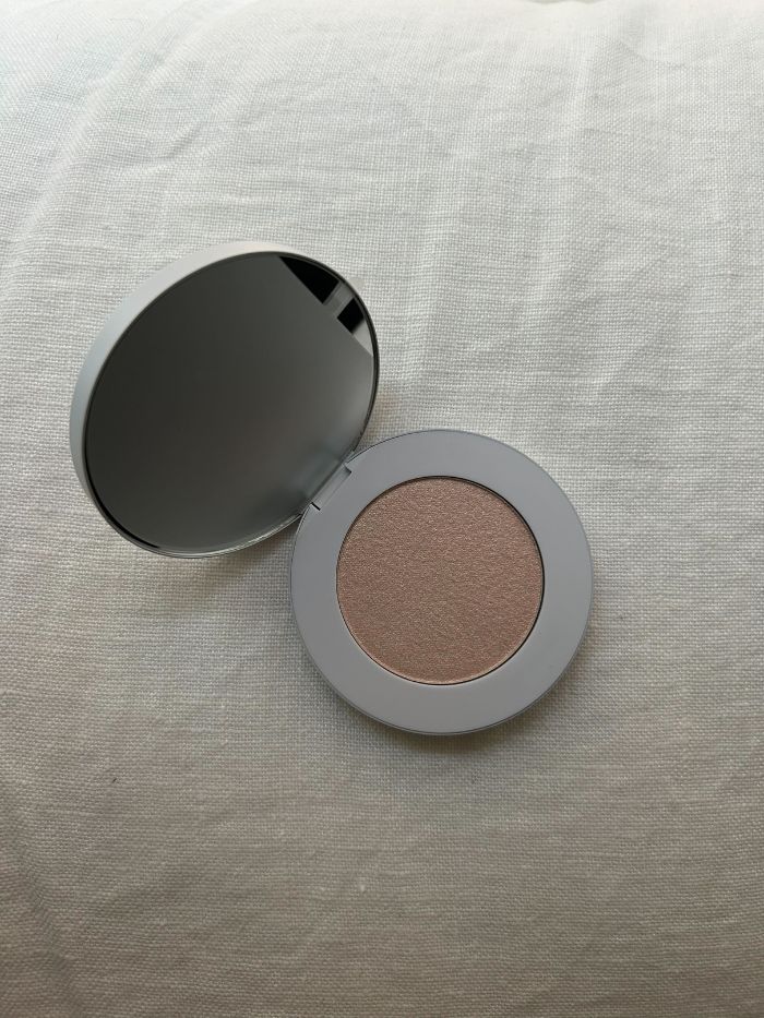 The Makeup By Mario Soft Glow Highlighter on a white linen background