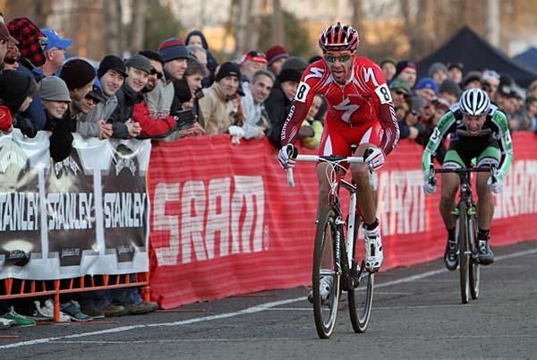 Todd Wells wins the sprint over Jeremy Powers