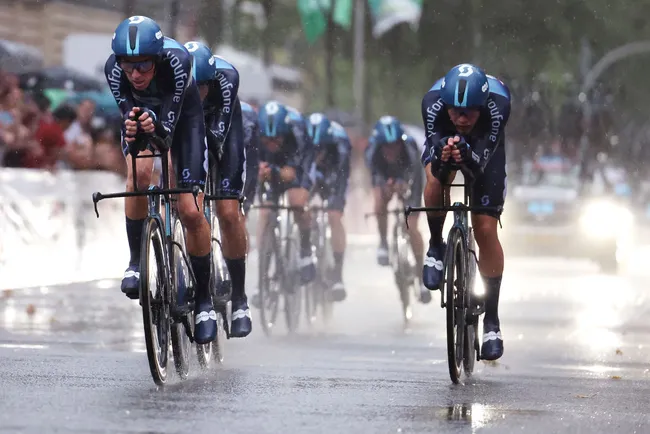 Il Team DSM Firmenich impegnato nella cronosquadre della Vuelta a España 2023 (Photp credit. Getty Images)