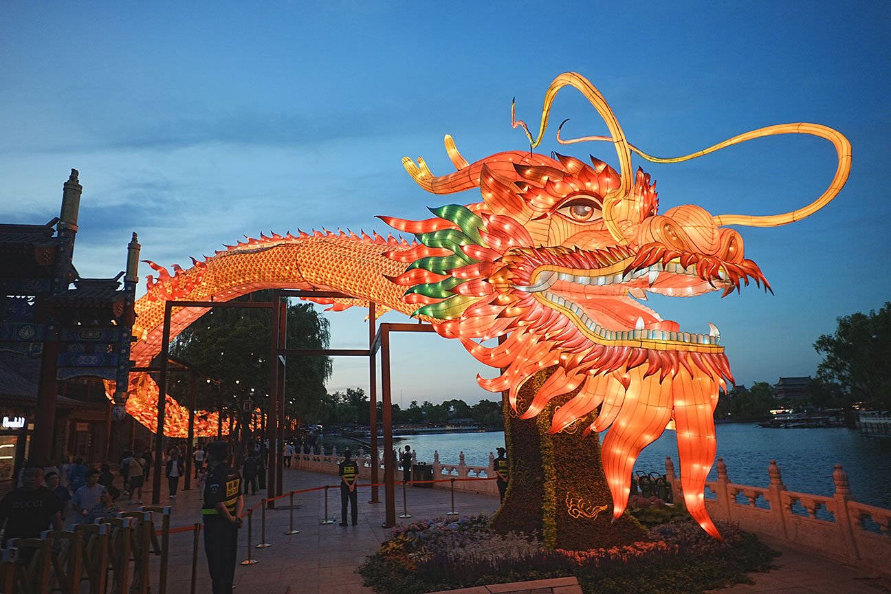 Photo of an illuminated dragon at blue hour, taken with Samyang Remaster Slim lens