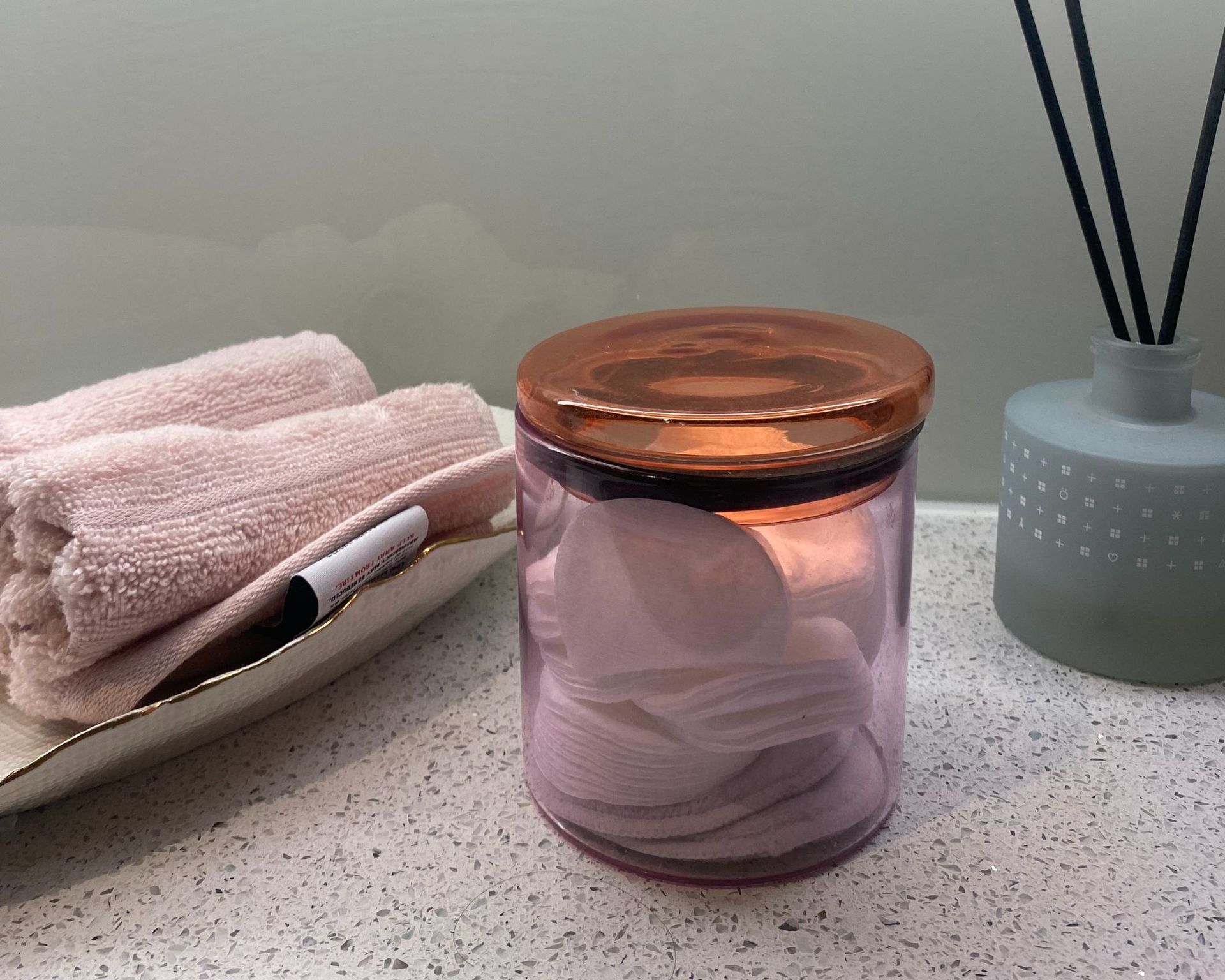 Dekorasi rumah akrilik di apartemen Louise