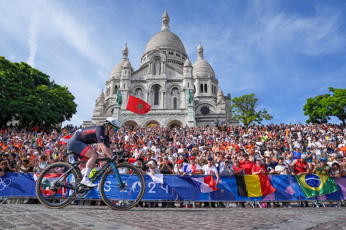 Picture by Zac Williams/SWpix.com - 04/08/2024 - Paris 2024 Olympic Games - Cycling Road - Trocadero-Trocadero (158.0km) - Paris, France - Women&acirc;s Road Race - Anna Henderson (Great Britain) climbs the C&Atilde;&acute;te De La Butte Montmartre passing crowds outside Basilique du Sacr&Atilde;&copy;-C&Aring;ur de Montmartre