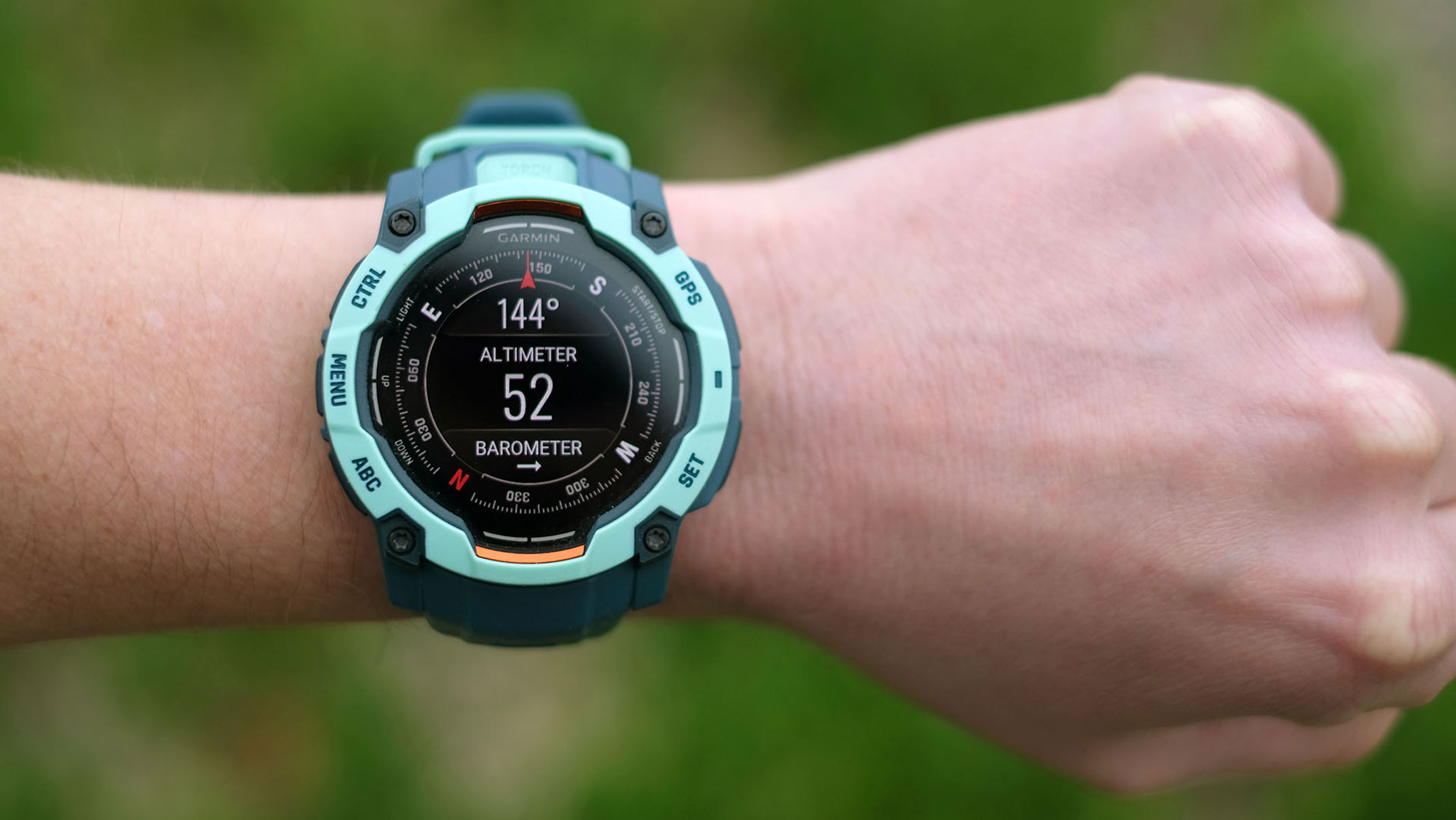 Garmin Instinct 3, o imagine apropiată a ecranului barometrului