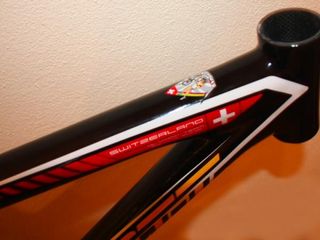 A graphic showing Schurter in his Under 23 world champion's jersey is also displayed on the top tube.