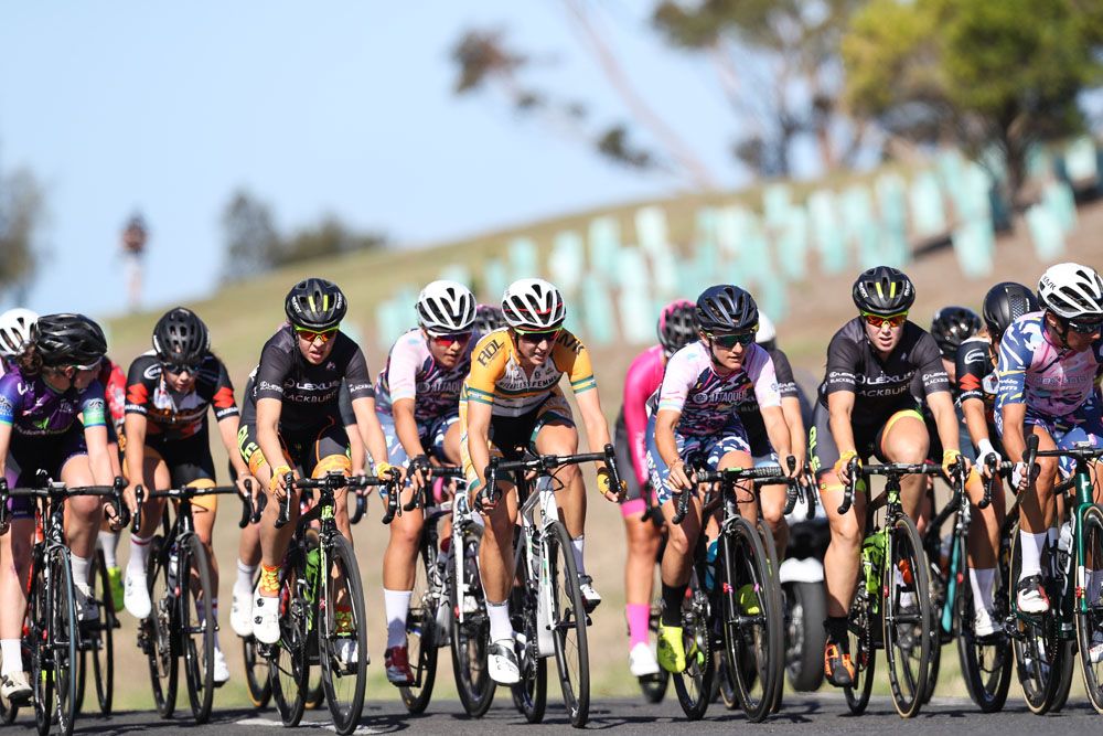 The peloton on day one of the women's Bay Crits