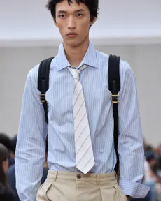 BLE20.menswear_blue_striped_shirt.DIORMENSUMMER2026VISUELSRUNWAYDETAILS119
