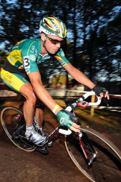 Sven Nys (Landbouwkrediet) tangled with the bike of Kevin Pauwels and lost ground on the final lap