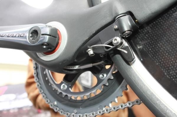 The rear V-style brake is fully integrated but not captured within the frame making the mechanic's job much easier.
