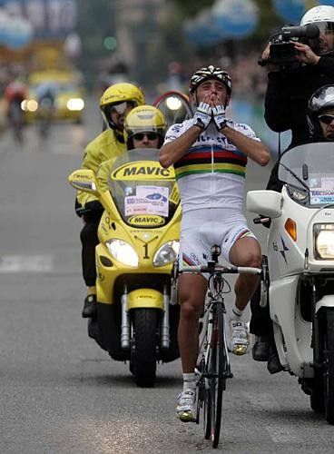 Paolo Bettini (Quick-Step) wins wins blows kisses