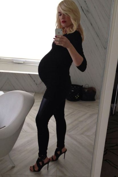 Gwen Stefani posts pregnancy pictures on Twitter
