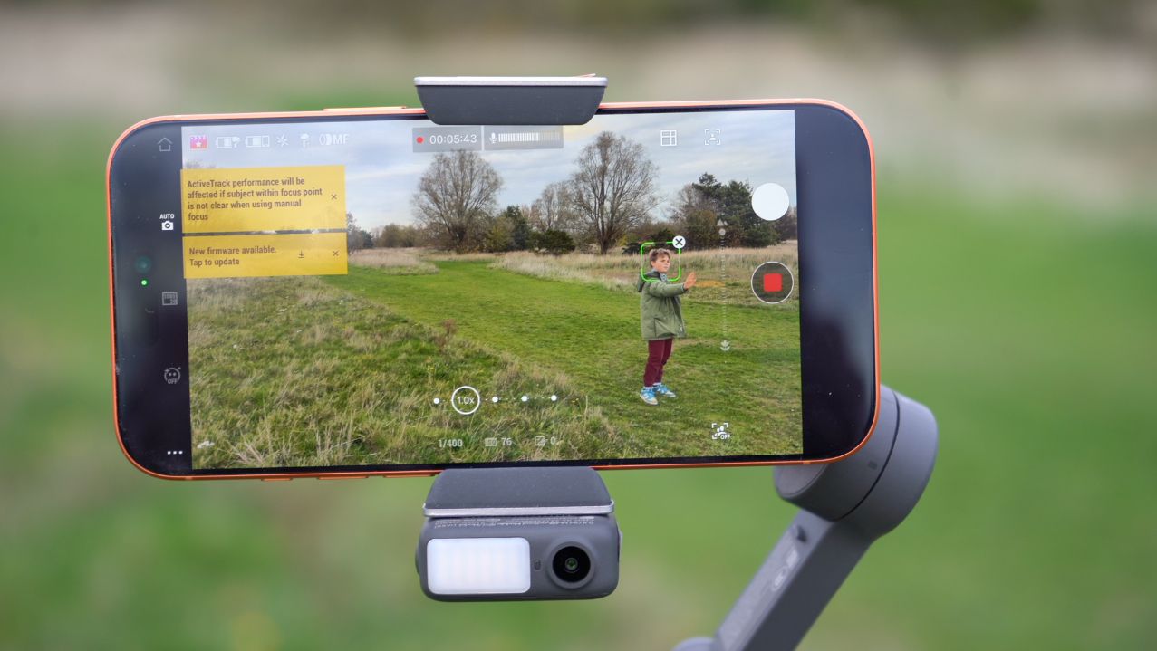 DJI Osmo Mobile 8 auto tracking mode