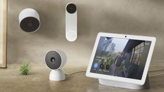 Nest Doorbell, Nest Cam og Nest Cam (batteri) i en produktoppstilling