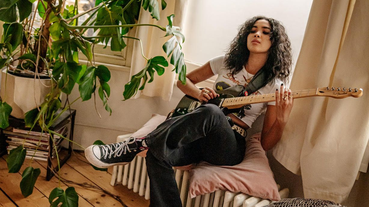 Aziya: “It's not that there aren't female guitarists, it's that they're ...