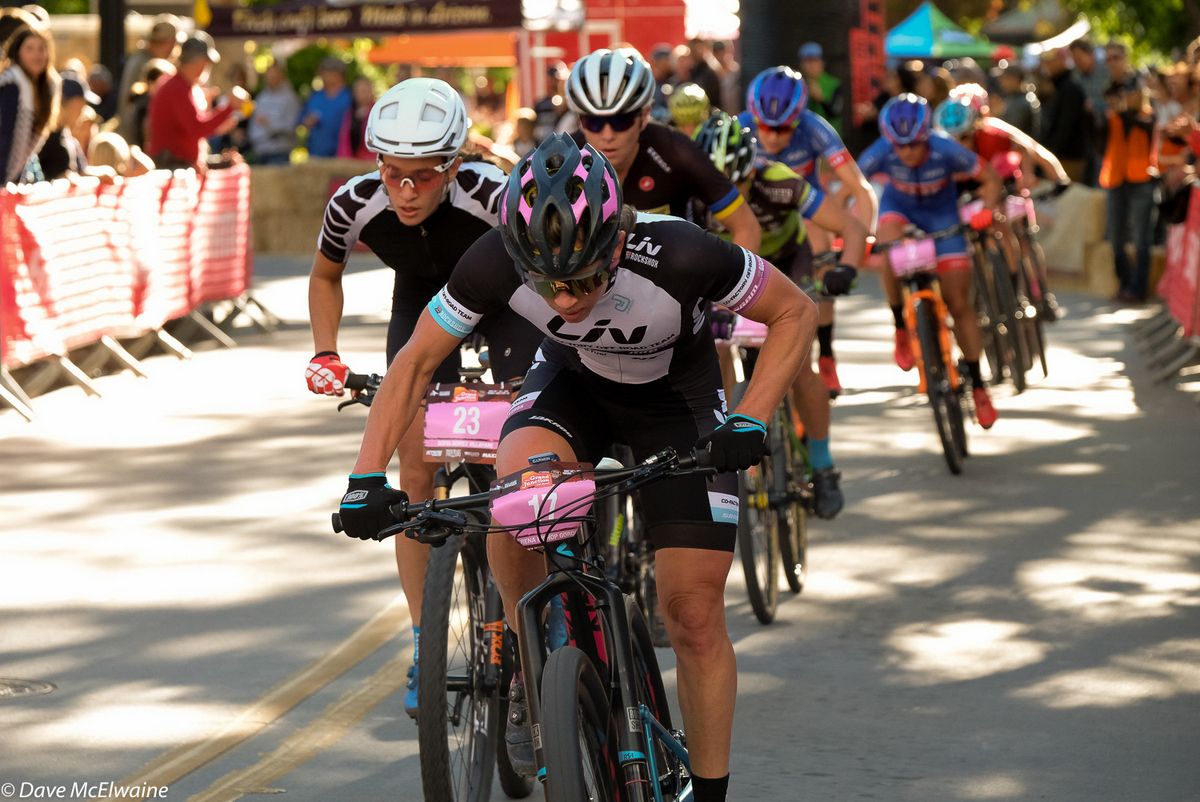 Serena Bishop (Liv-SRAM) pulling a long train of racers