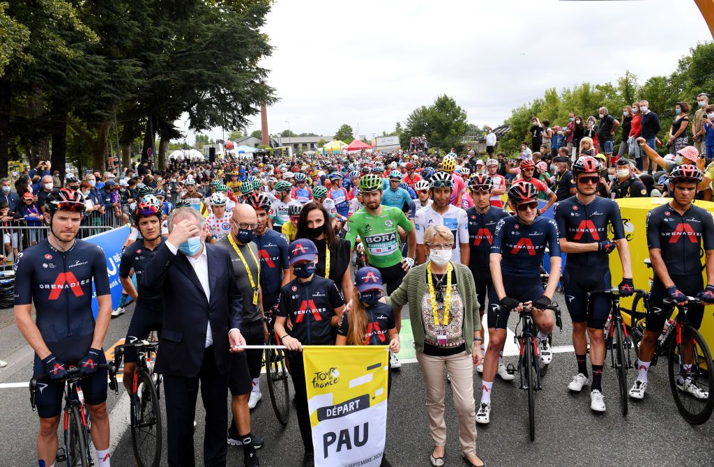 The Tour de France peloton remember Nico Portal at the start in Pau