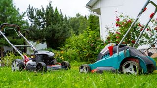 Electric lawnmower vs gas lawnmower 