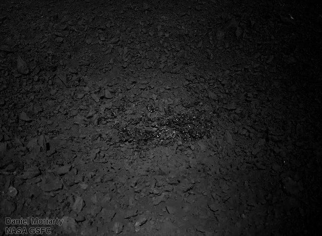 Měsíc, kráter s neznámým materiálem