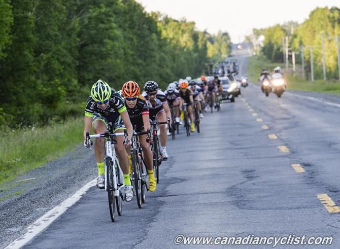 Alizee Brien (TIBCO-to the top) strings out the remainder of the field with 16km to go