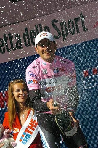Ivan Basso (CSC) sprays the crowd