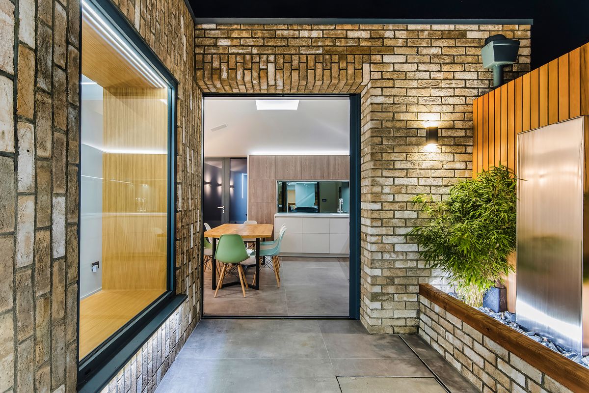 courtyard garden with view of kitchen