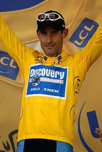 George Hincapie (Discovery) takes over the yellow jersey.