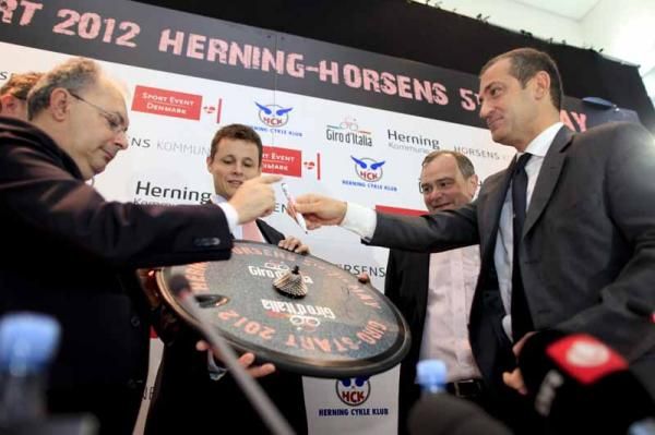 Presenting a wheel for signature at the Danish press conference