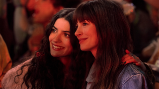 Ella Rubin as Izzy and Anne Hathaway as Soléne in The Idea of You watching August Moon's Coachella set