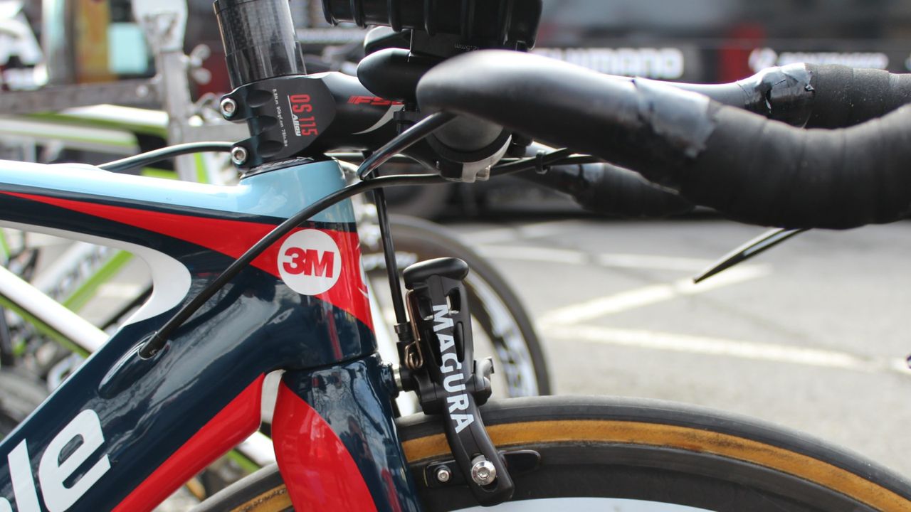 Two 3M riders used Magura's hydraulic rim brakes. Note the uncut steerer tube on Van Der Weijst's Slice.