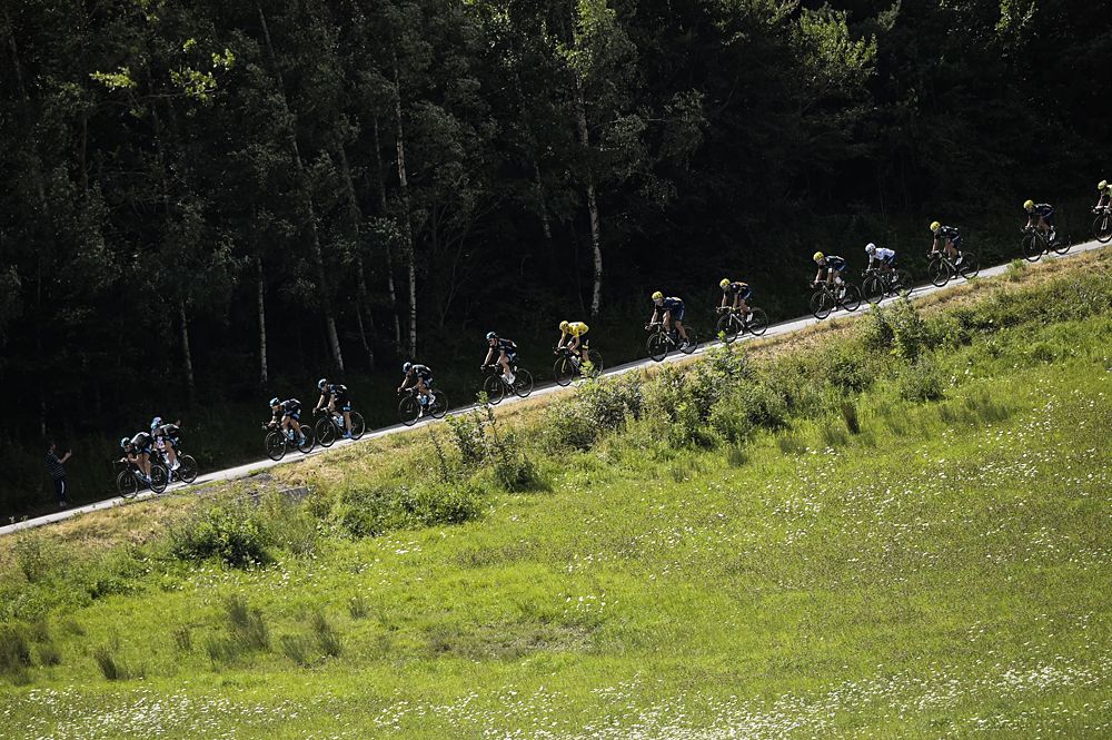 The peloton en route to Saint-Jean-de-Maurienne